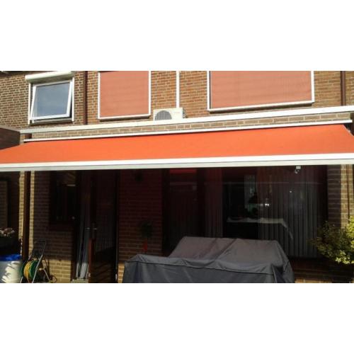 Mooi zonnescherm in de kleur steenrood 5,60 breed