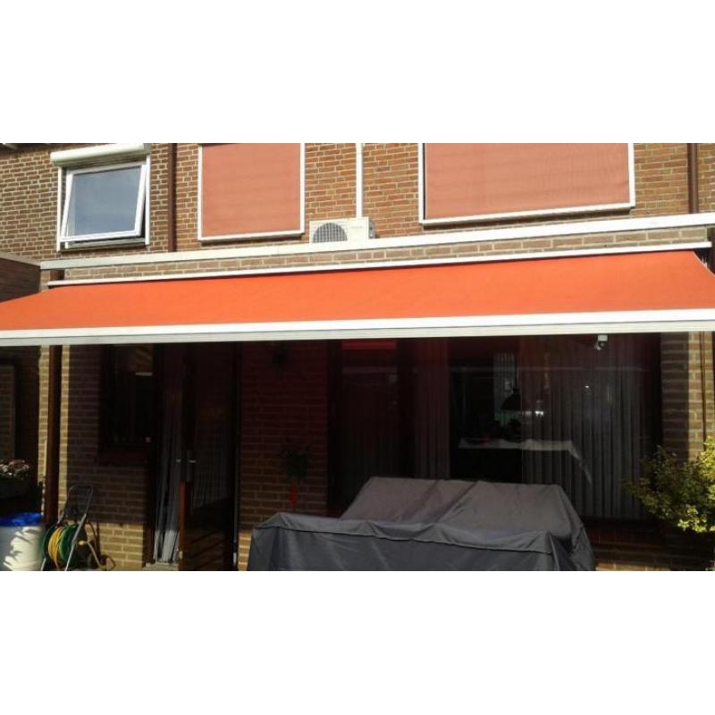 Mooi zonnescherm in de kleur steenrood 5,60 breed