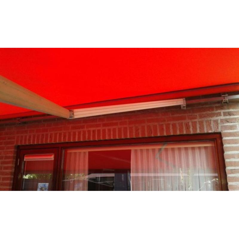 Mooi zonnescherm in de kleur steenrood 5,60 breed
