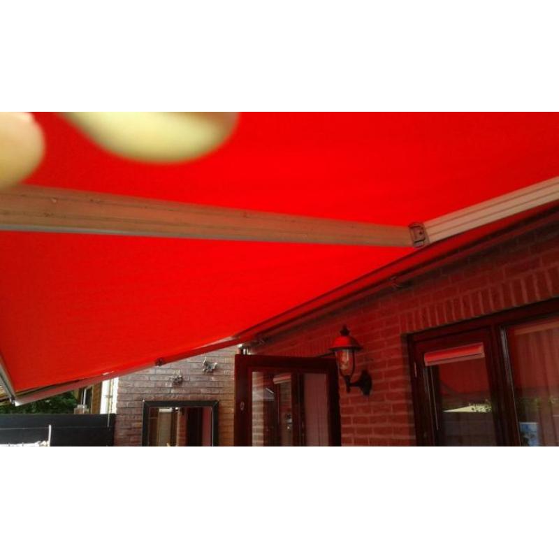 Mooi zonnescherm in de kleur steenrood 5,60 breed