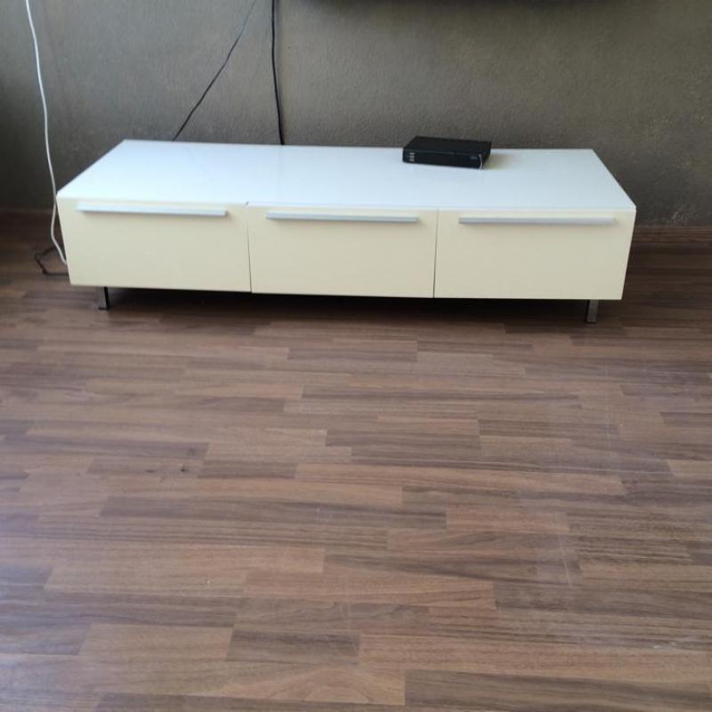 Mooie witte tv kast in goede staat