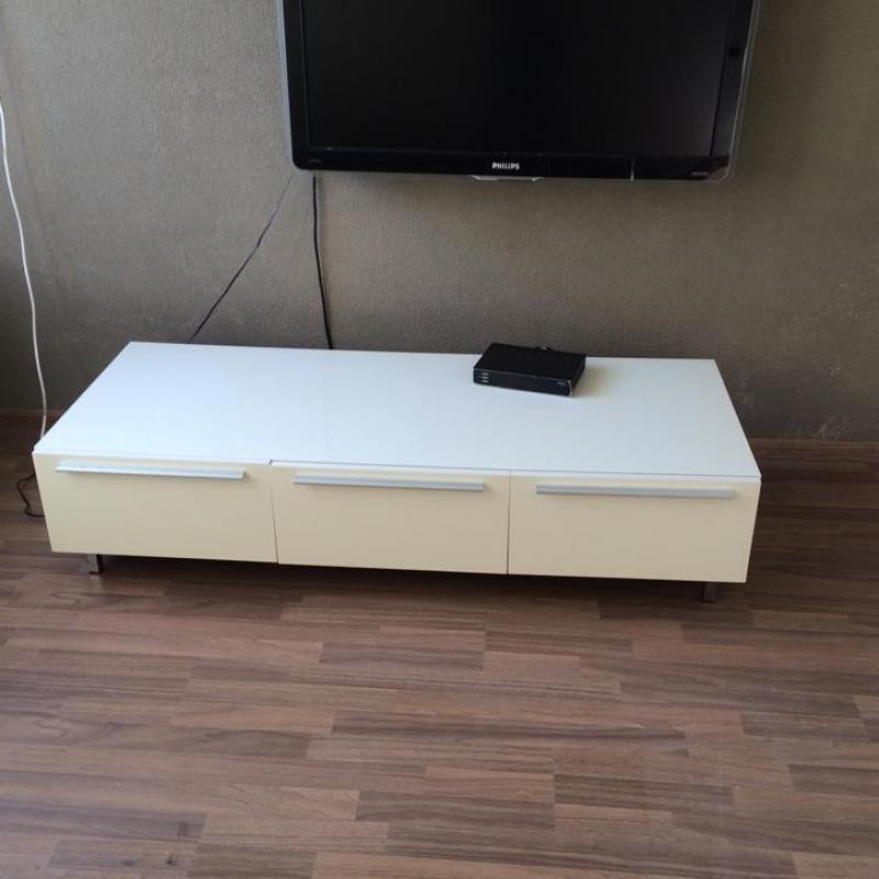 Mooie witte tv kast in goede staat