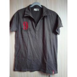 Groen / grijze polo met rode aplicatie. Maat M