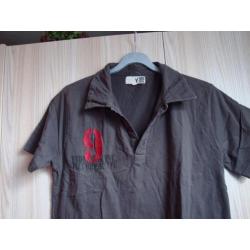 Groen / grijze polo met rode aplicatie. Maat M