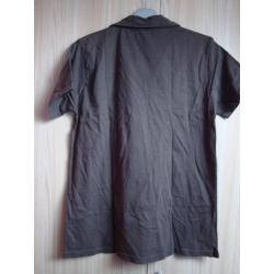 Groen / grijze polo met rode aplicatie. Maat M