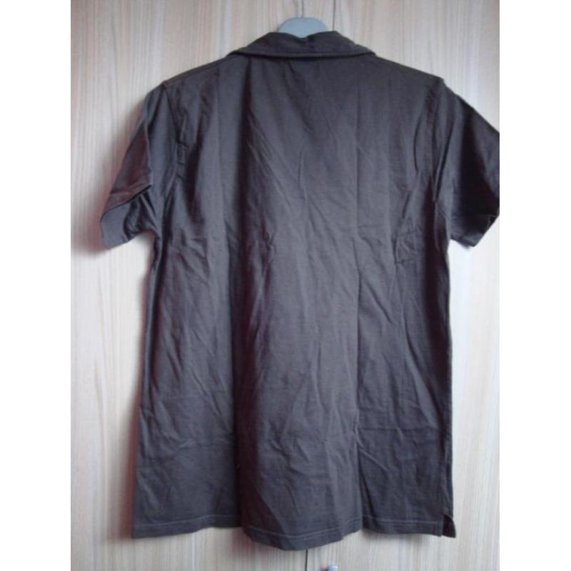 Groen / grijze polo met rode aplicatie. Maat M