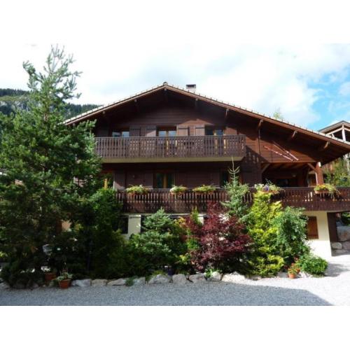 Vrijstaand chalet met 3 luxe app. 300 m2 a/d piste Fr Alpen