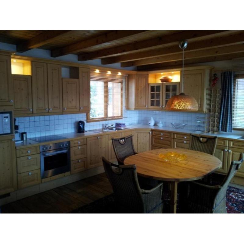 Vrijstaand chalet met 3 luxe app. 300 m2 a/d piste Fr Alpen
