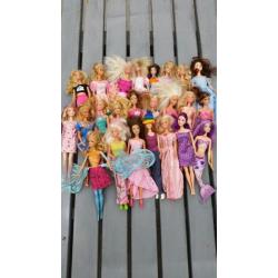 barbies 24 stuks met kleding aan!