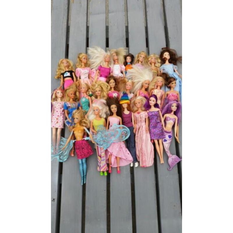 barbies 24 stuks met kleding aan!