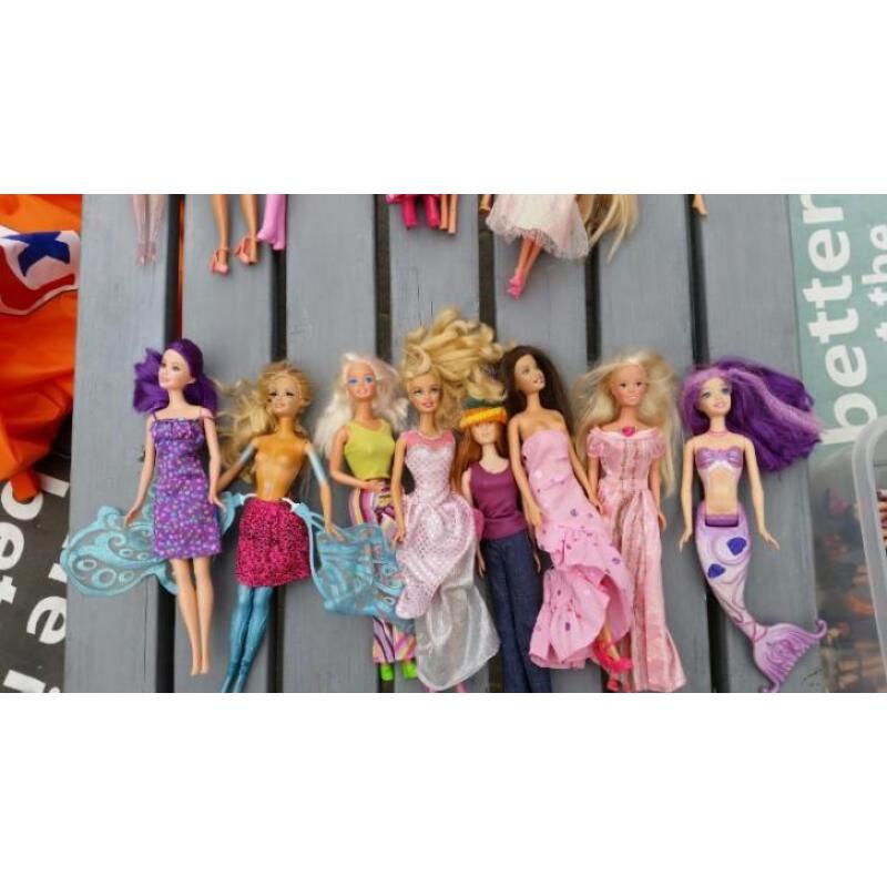 barbies 24 stuks met kleding aan!