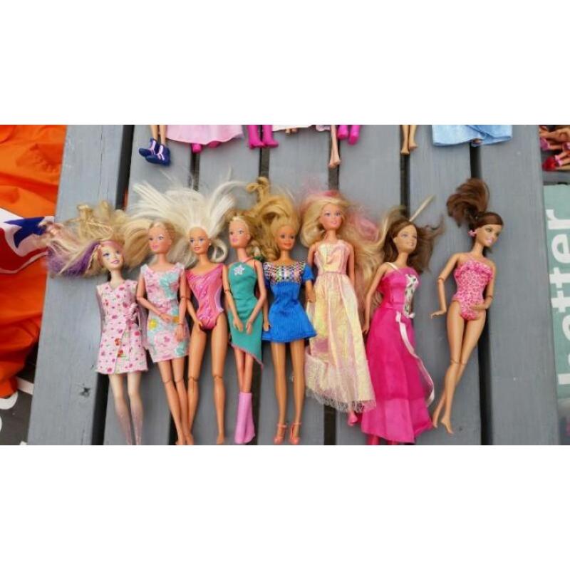 barbies 24 stuks met kleding aan!