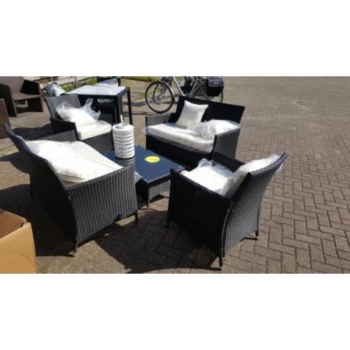 Loungesetje, bank + 2 stoelen + tafel + kussens, maar €199,-
