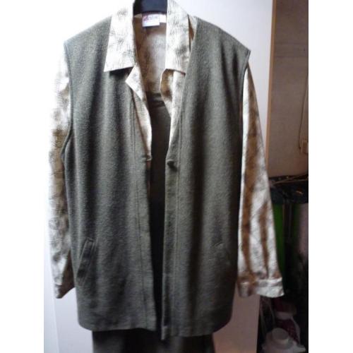rok, blouse, hesje merk Larissa maat 42