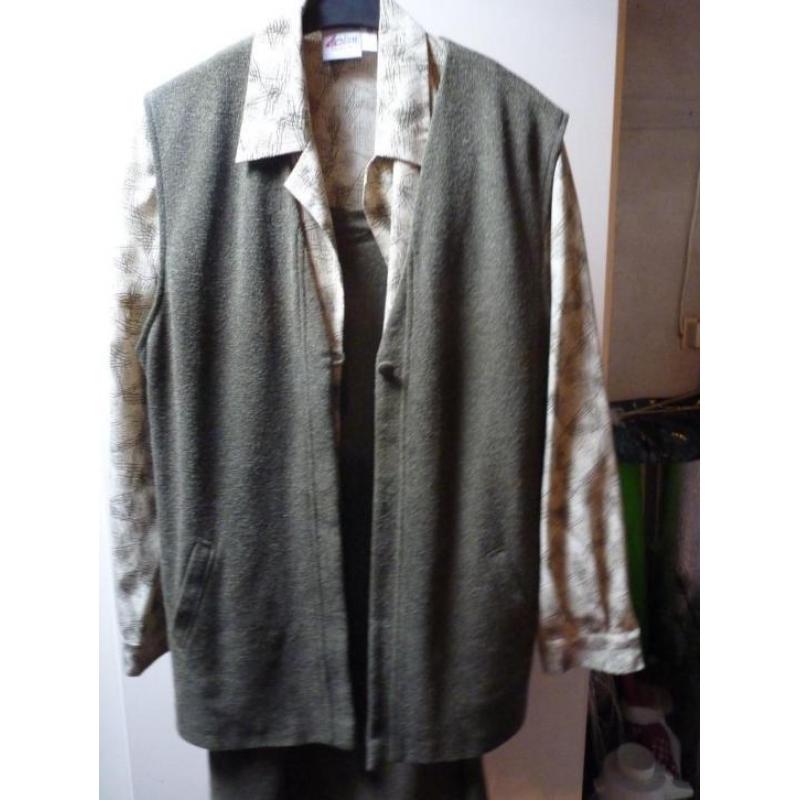 rok, blouse, hesje merk Larissa maat 42