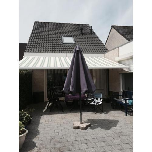 Zonnescherm te koop 5 meter breed en 3 meter uitval