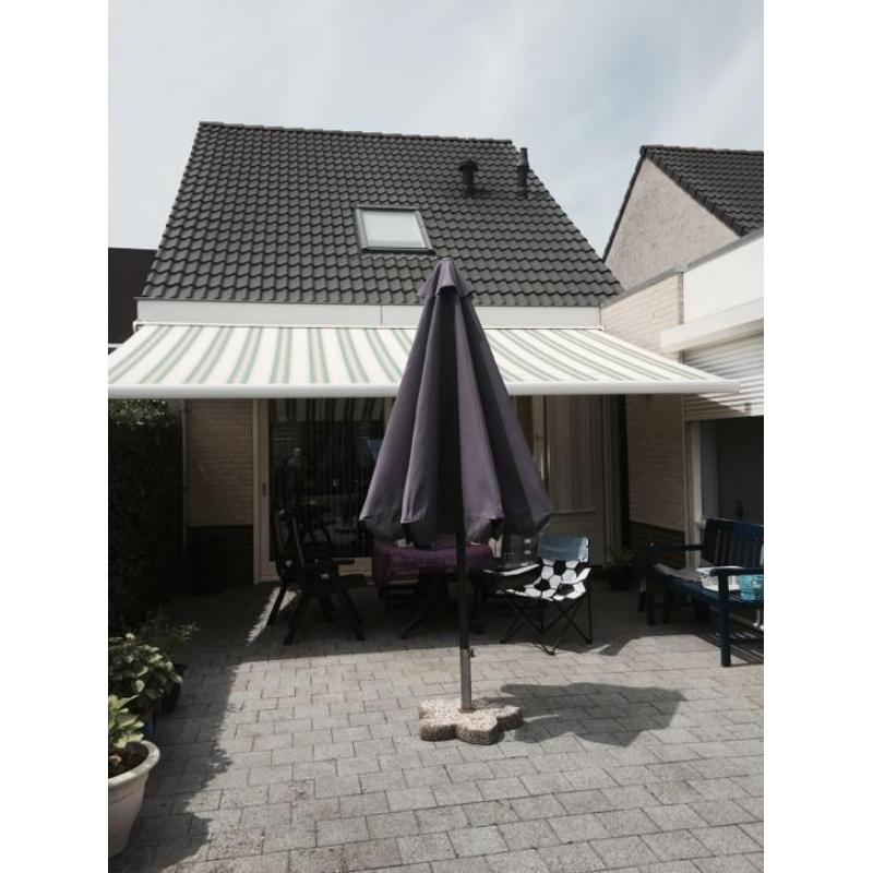 Zonnescherm te koop 5 meter breed en 3 meter uitval