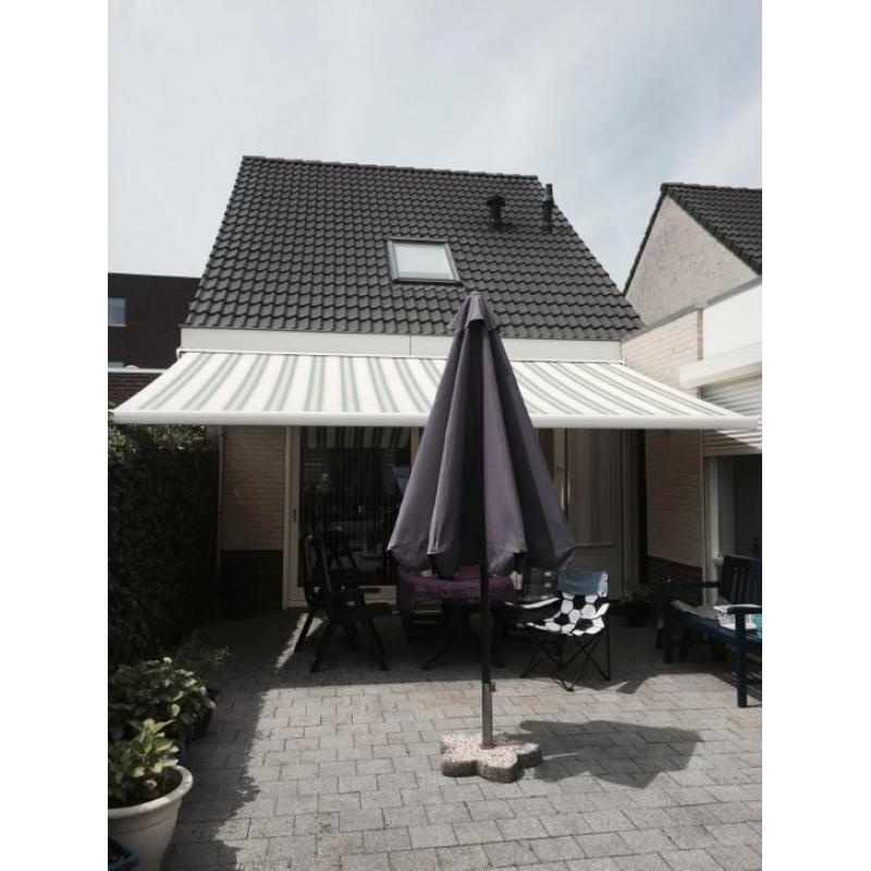 Zonnescherm te koop 5 meter breed en 3 meter uitval
