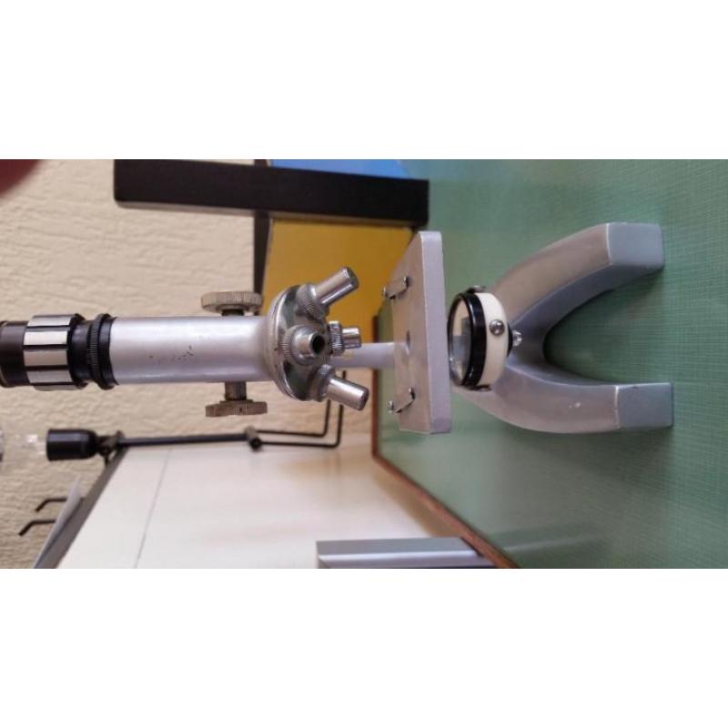 vintage microscoop met lamp