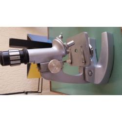 vintage microscoop met lamp