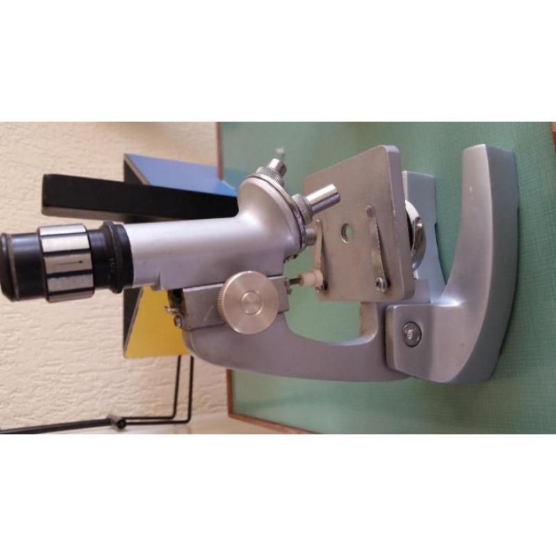 vintage microscoop met lamp