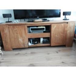 Apart tv meubel met 2 verborgen ruimtes aan zijkant.