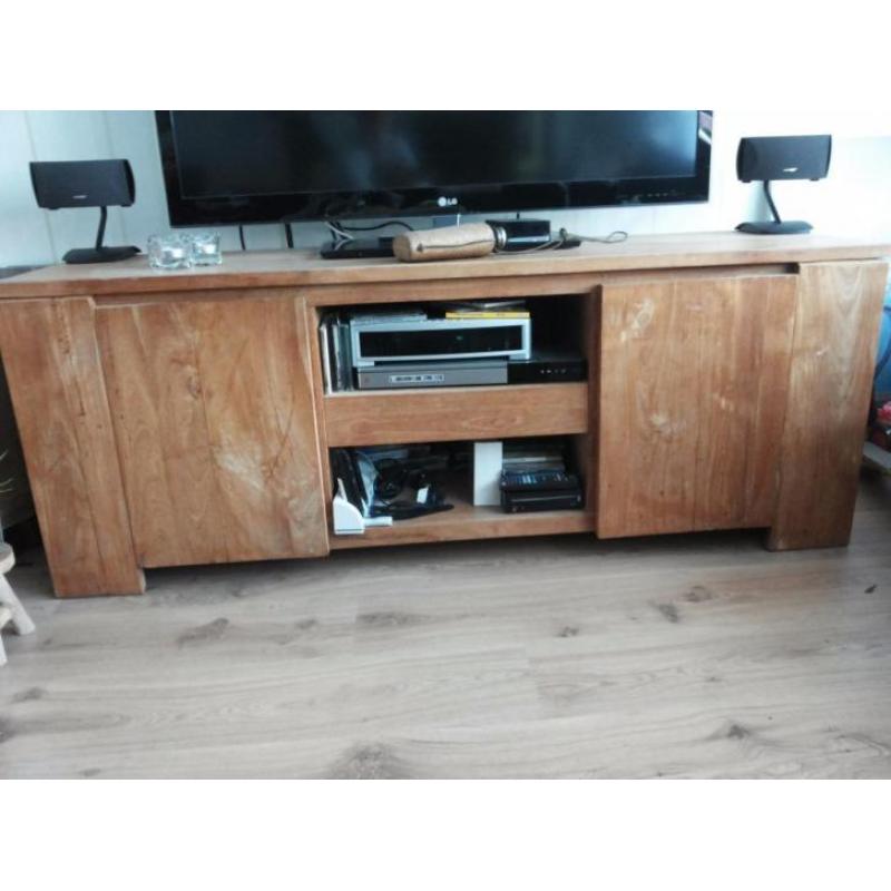 Apart tv meubel met 2 verborgen ruimtes aan zijkant.