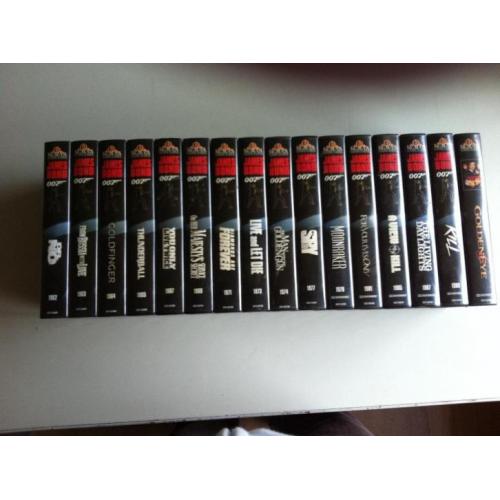 16 videobanden James Bond.