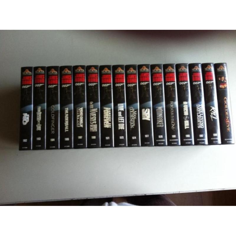 16 videobanden James Bond.