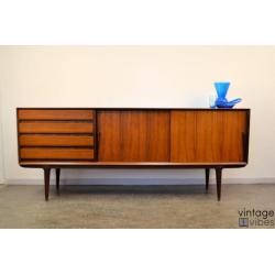 Diverse vintage dressoirs en andere teak opbergmeubels