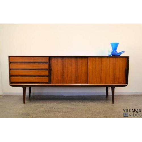 Diverse vintage dressoirs en andere teak opbergmeubels