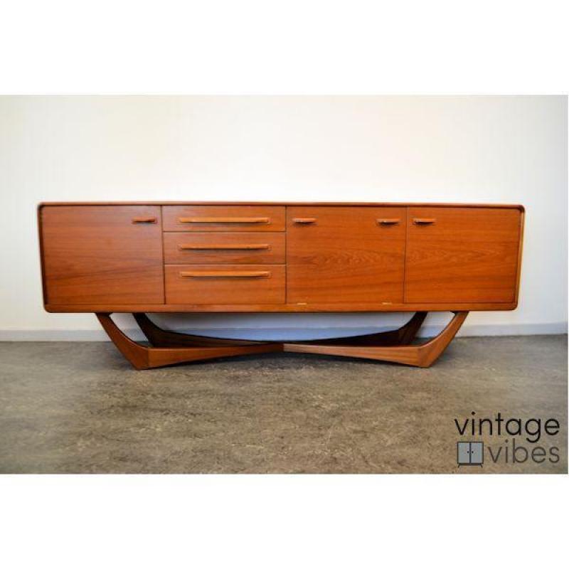 Diverse vintage dressoirs en andere teak opbergmeubels