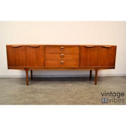 Diverse vintage dressoirs en andere teak opbergmeubels