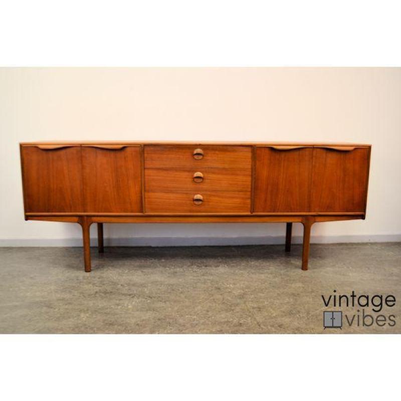 Diverse vintage dressoirs en andere teak opbergmeubels