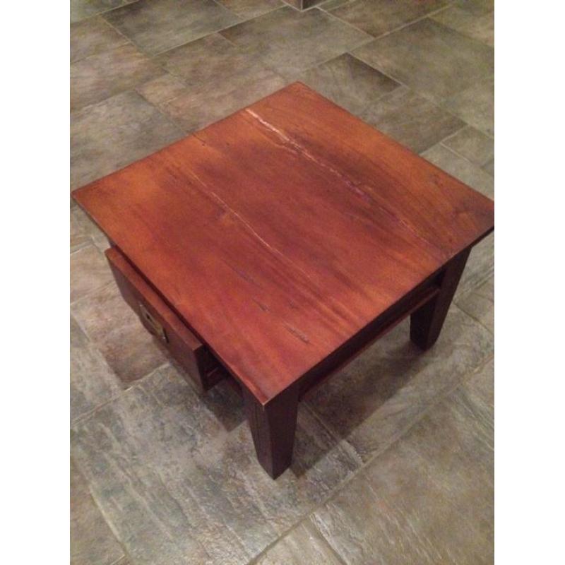 Koloniale salon/bijzettafel met lade