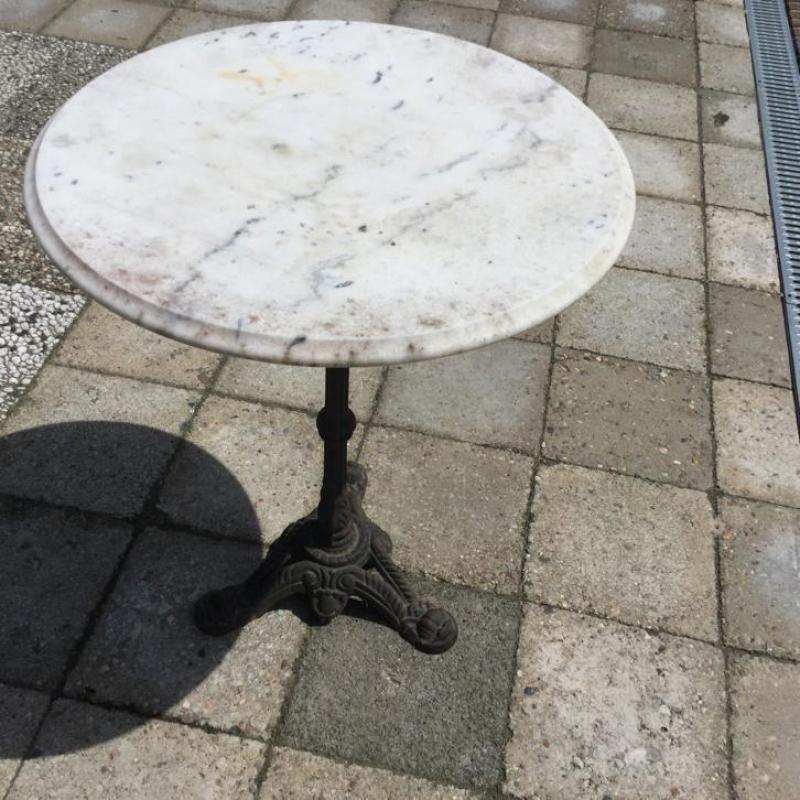 Smeedijzeren tafel met marmeren blad