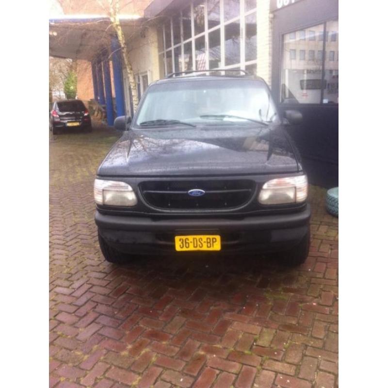 Mooie nette zwarte Ford explorer sport met nieuwe apk.