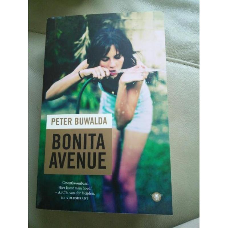 boek bonita avenue van peter buwalda