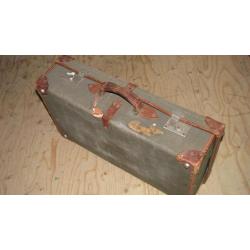 9453| leuke vintage koffer met leren hoekjes € 25