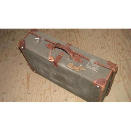 9453| leuke vintage koffer met leren hoekjes € 25