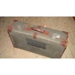 9453| leuke vintage koffer met leren hoekjes € 25