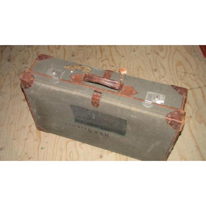 9453| leuke vintage koffer met leren hoekjes € 25
