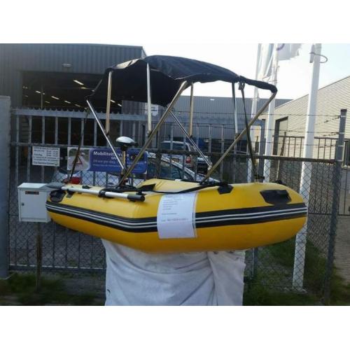 Kleine rubberboot met electromotor