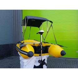 Kleine rubberboot met electromotor