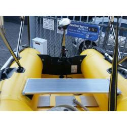 Kleine rubberboot met electromotor
