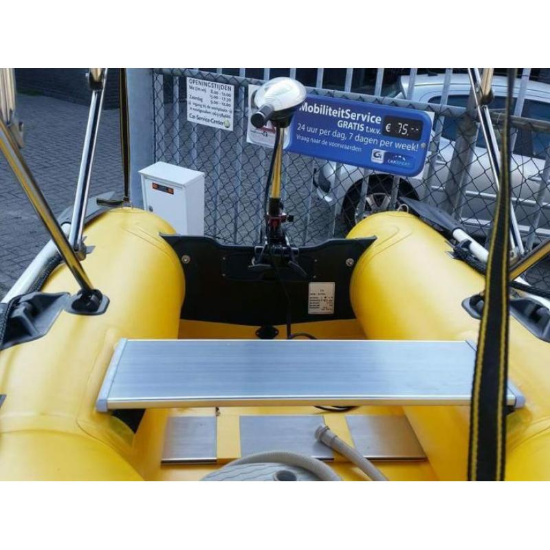 Kleine rubberboot met electromotor