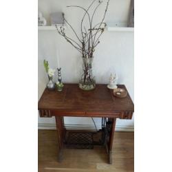 Ouderwetse naaimachinetafel