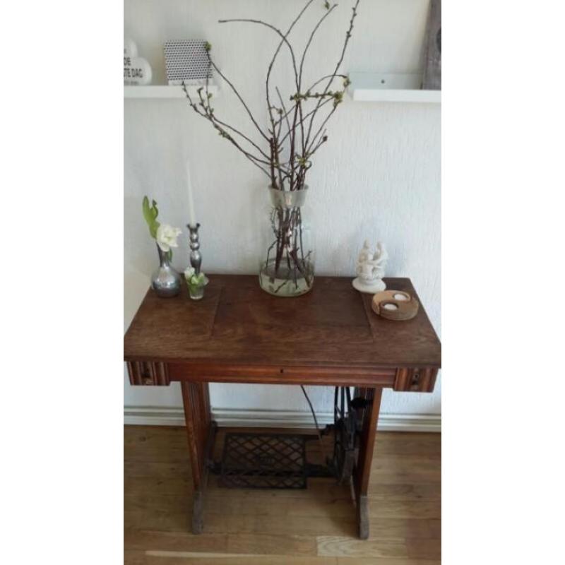 Ouderwetse naaimachinetafel