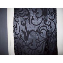 Zwarte satijn rok met fluwelen bloemen, maat M (L) gothic?
