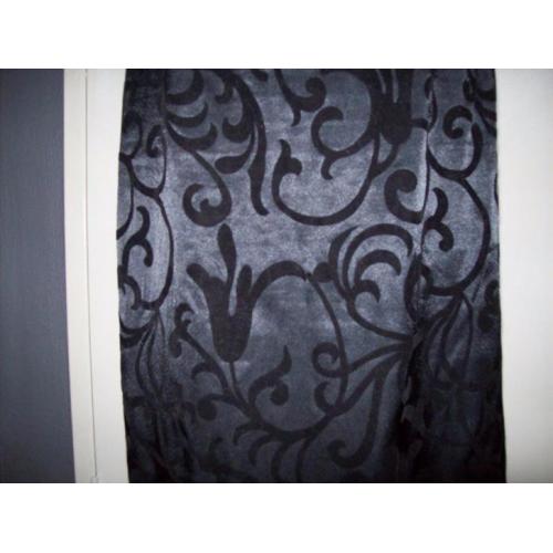 Zwarte satijn rok met fluwelen bloemen, maat M (L) gothic?